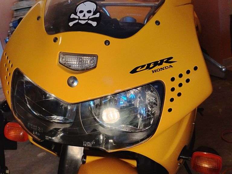 1998  HONDA  CBR900 Does not run. One owner. Original sale receipt from Al's Cycle Shop, Memphis, TN. Original Honda tool pouch. Crack in ferrying drivers side under hand grip. Owners Manual and Service Manual. Please call if you have any questions image