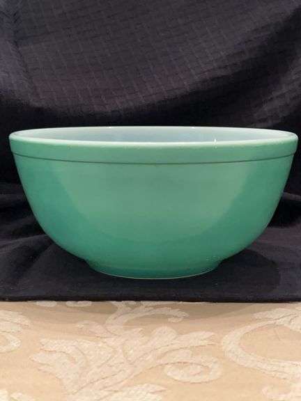 Vintage Pyrex Primary Colors Green 2-1/2 qt mixing bowl in used condition image
