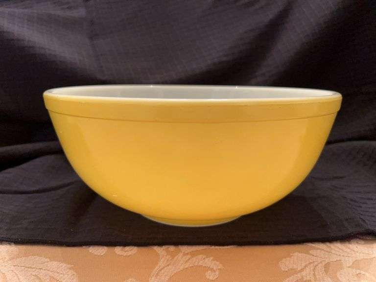 Vintage Pyrex Primary Colors Green 4 qt. mixing bowl in used condition image