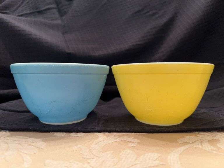Vintage Pyrex Primary Colors Yellow and Blue 1-1/2 qt mixing bowls…..both are in used condition image