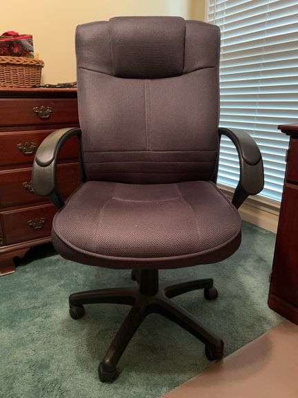 Nice looking mesh covered adjustable office chair in really good condition…..24-3/4 x 20 x 44 tall overall (as it sits) image