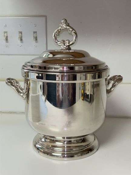 Great looking Vintage Oneida USA Silverplate Victorian-Style Insulated Ice Bucket with Lid….7-1/4”D x 11” tall image