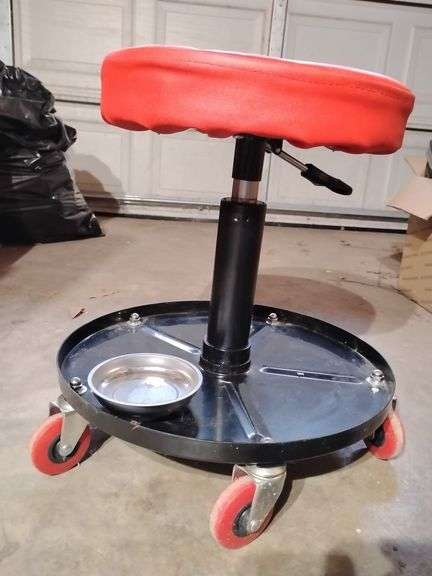 Shop stool, adjustable, padded seat, 5 rolling casters. With a magnetic screw bowl. Like new. image