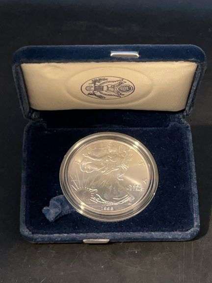 Uncirculated 1998 (1 oz. Fine Silver) Proof American Eagle Silver Bullion Coin…..COA indicates “P” Mint Mark but coin is not marked….in original velvet display box and original box image