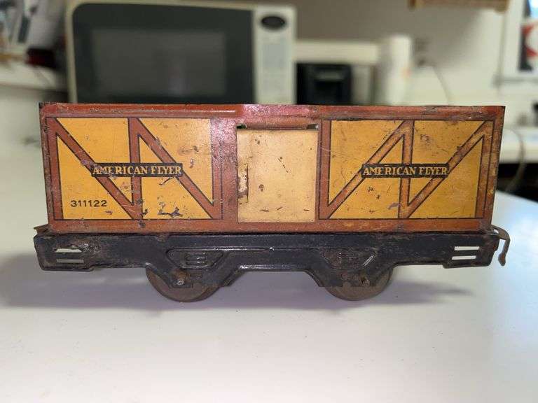Vintage American Flyer tin litho O gauge boxcar….doors on both sides open close easily image