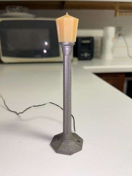 Vinrage (1950s) Lionel Street Lamp image