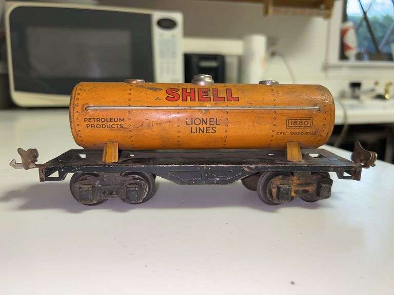 Vintage (1930s) Lionel #1680 Shell Tanker Car image