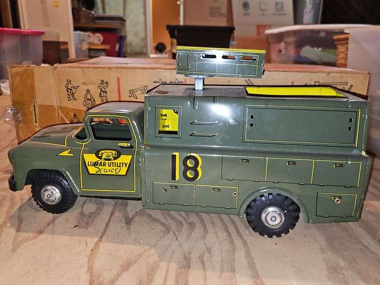 Vintage repair truck. All metal. Lift truck only. No other accessories or supplies in the box..