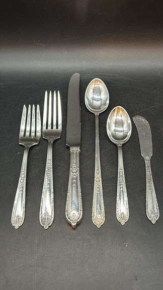Sterling 6-piece place setting of Della Robbia by Alvin…..includes salad fork, dinner fork, knife, teaspoon, tablespoon and spreader…..165 grams not including knife