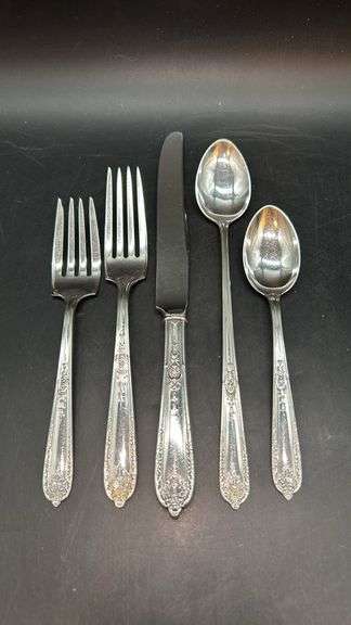 Sterling 5-piece place setting of Della Robbia by Alvin…..includes salad fork, dinner fork, knife, teaspoon and tablespoon…..139 grams not including knife