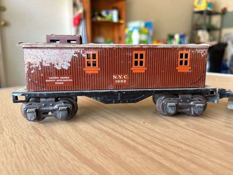 (2) New York related train cars…..could not find any markings to indicate Lionel…..in fair condition