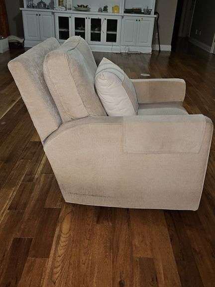 Tan manual rocker recliner. 30 x 33.5 x33 in tall. Seat height is 19 in.