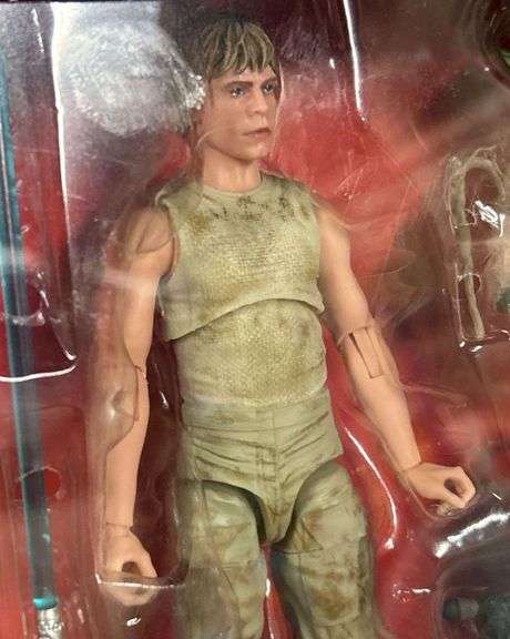 Star Wars The Black Series LUKE SKYWALKER & YODA action figures…..back of box is dented