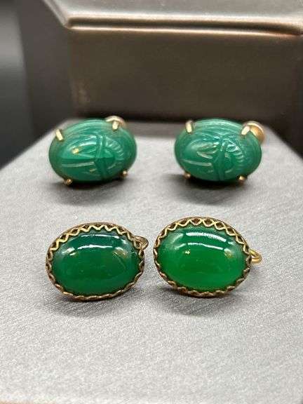 (4) pair of vintage screw-back earrings and (1) vintage brooch with pearl-like stone surrounded by clear stones
