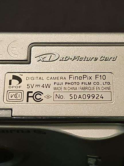 Fujifilm Fujipix 6.3 megapixel digital camera. No charger. Untested.