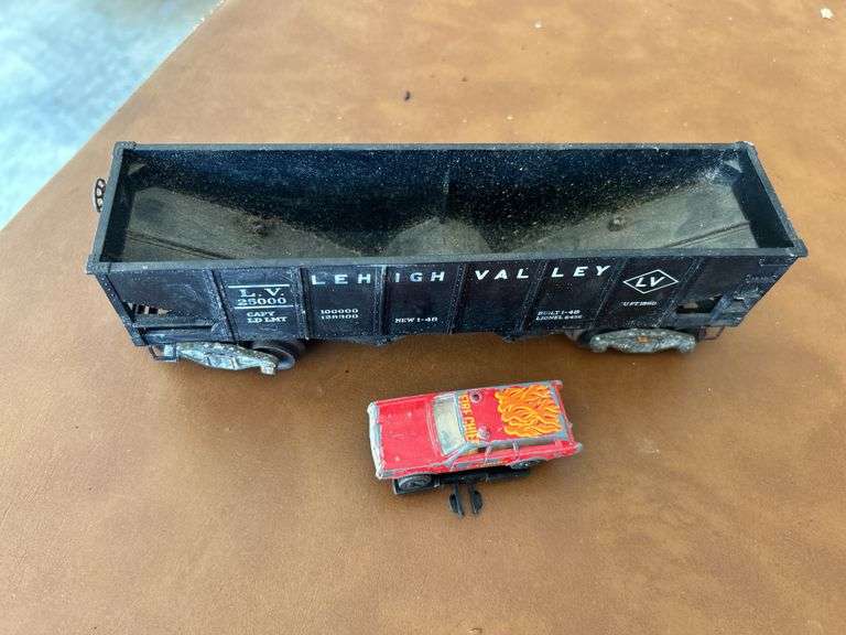Lionel Lehigh Valley (L.V. 25000) Rail Car with vintage die cast Playart fire department station wagon