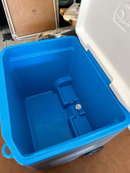 IGLOO 52 Quart Quantum Cooler on wheels…..very, very clean