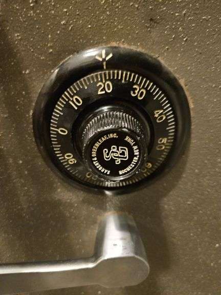 Vintage sergeant and greenleaf safe 18.75x17x28.5 w/ working combination...