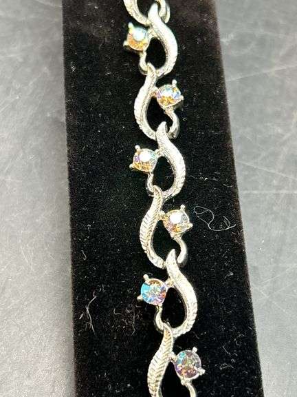 Beautiful vintage silver tone bracelet with sparkling iridescent stones…..7” long…..matching choker is lot 99