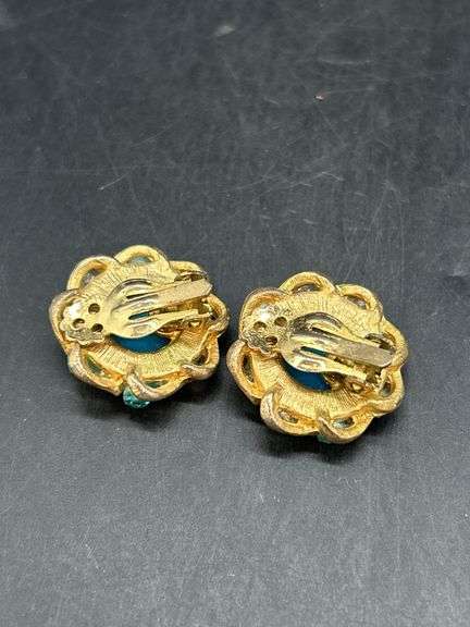 Great selection of vintage screw-back and clip-on earrings, along with a cylindrical gold tone brooch