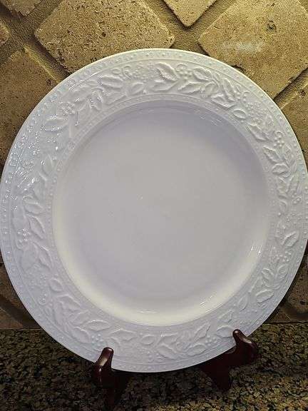 Libby Holly Berry dishes. Five piece place setting for five plus one additional soup bowl, salad plate, cup, saucer. Total of 29 dishes.