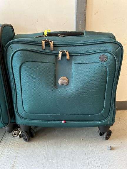 (4) pieces of various size luggage…..1 piece is NEW with tags