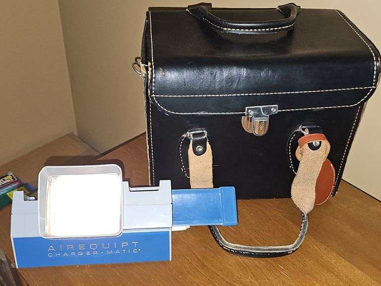 Single slide projector and leather camera bag with case for Canon camera. No camera included. Also includes a portable slide/movie screen.