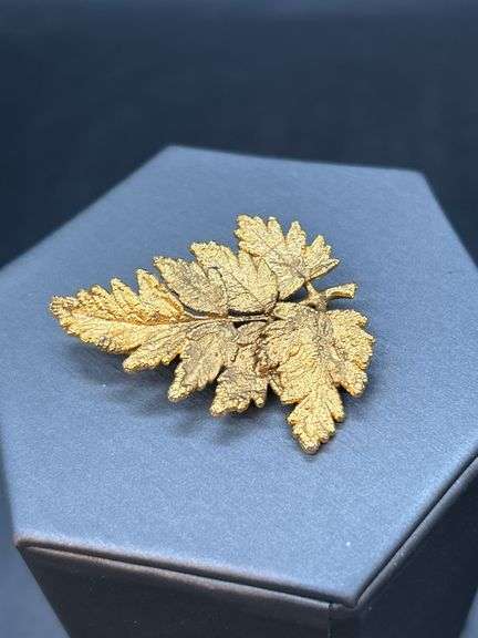 Selection of (3) beautiful vintage brooches
