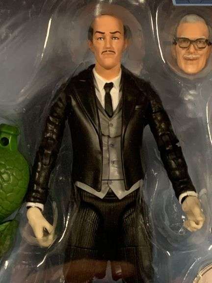 DC COMICS Multiverse ALFRED PENNYWORTHY action figure with Collect & Connect Killer Croc