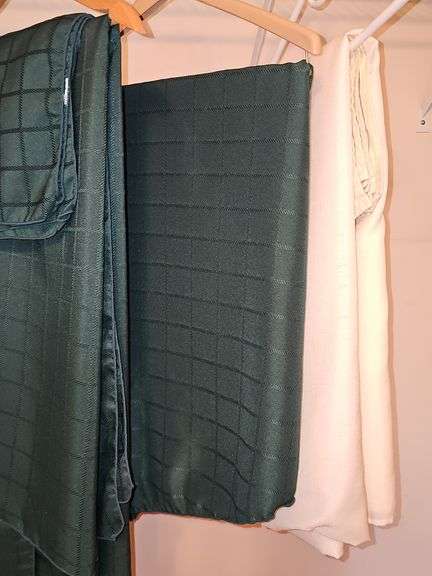 Table linens as shown. Sizes unknown. Last photo is vinyl felt back table protectors.