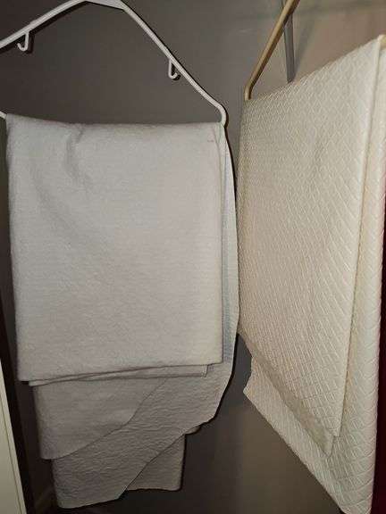 Table linens as shown. Sizes unknown. Last photo is vinyl felt back table protectors.