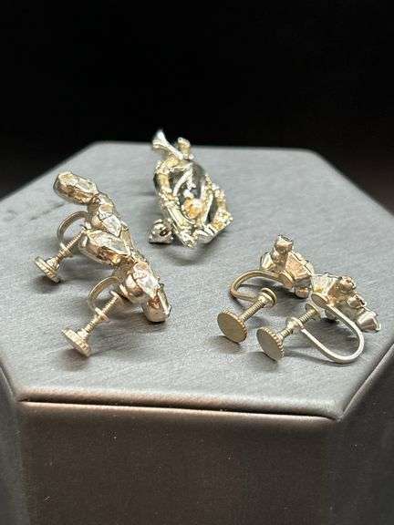 (4) pair of vintage screw-back earrings and (1) vintage brooch with pearl-like stone surrounded by clear stones