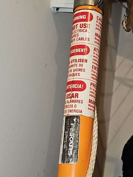 Fiskars pole saw with extra blade.