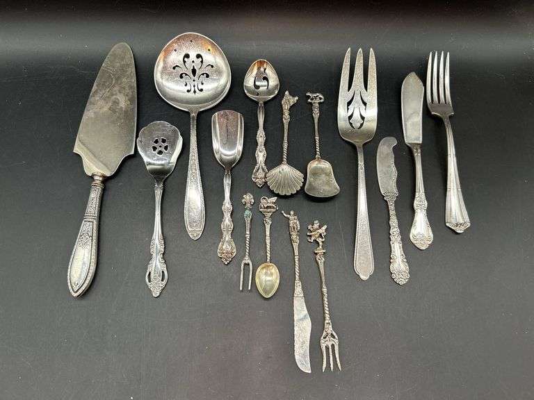 Selection of mismatched silverplate/stainless flatware pieces