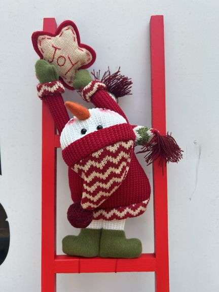 Nice selection of Christmas decor…..very cute stuff in this lot
