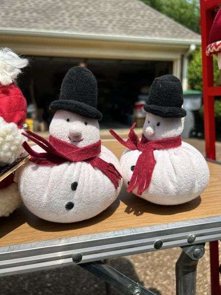 Nice selection of Christmas decor…..very cute stuff in this lot