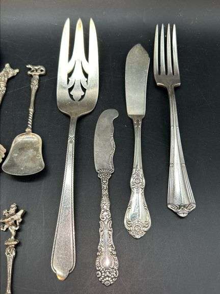 Selection of mismatched silverplate/stainless flatware pieces