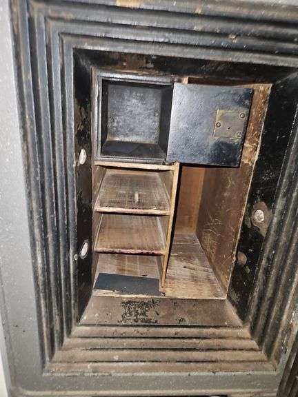 Vintage sergeant and greenleaf safe 18.75x17x28.5 w/ working combination...