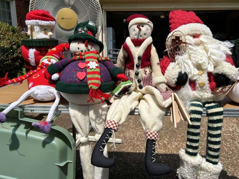Nice selection of Christmas decor…..very cute stuff in this lot