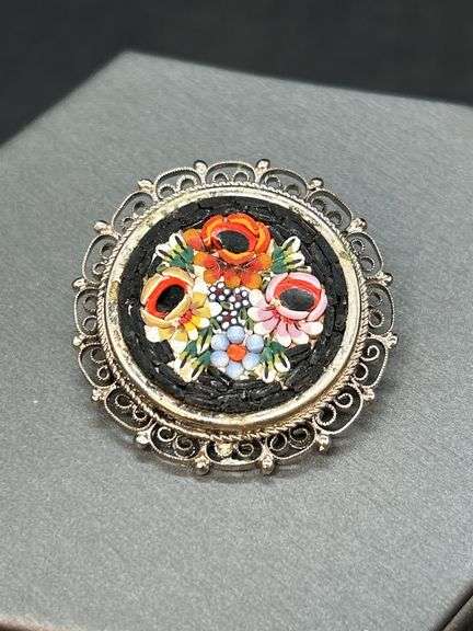 Selection of (3) beautiful vintage brooches
