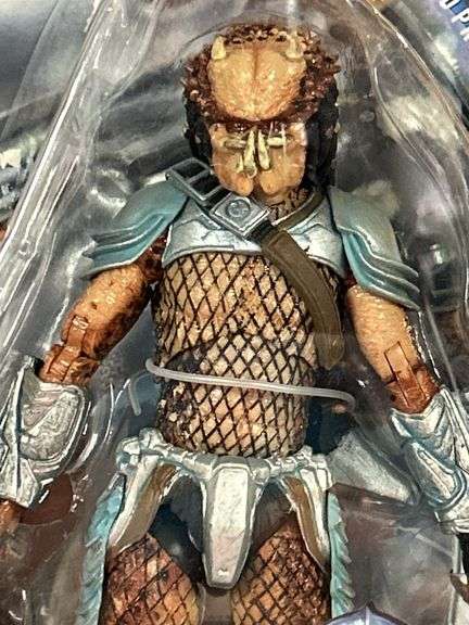 HORNHEAD PREDATOR action figure……blister pack is loose from cardboard backer