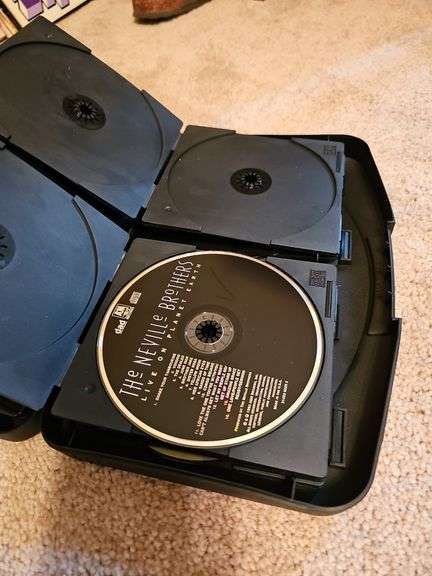 Grouping of CDs. Mostly Christmas and hymns. Cases were checked and corresponding CDs are enclosed.
