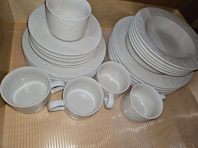 Libby Holly Berry dishes. Five piece place setting for five. Total of 25 dishes.
