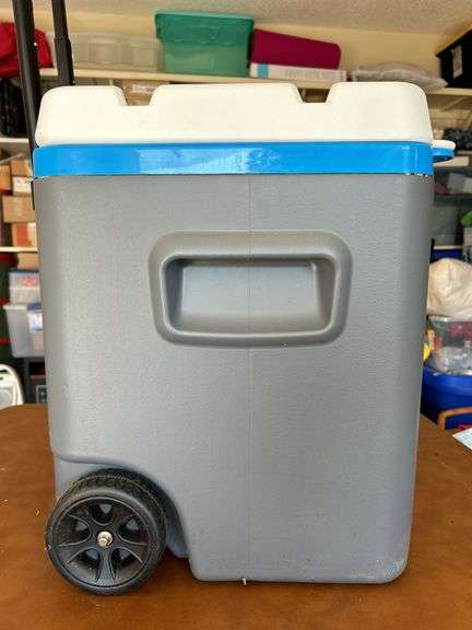 IGLOO 52 Quart Quantum Cooler on wheels…..very, very clean