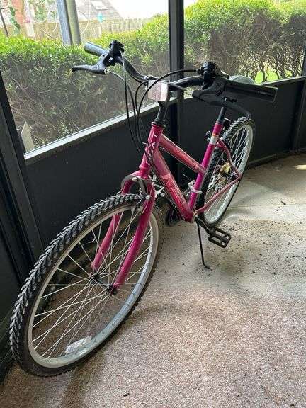 PAROWAN NEXT ladies 26” mountain bike….tires are flat, brakes work
