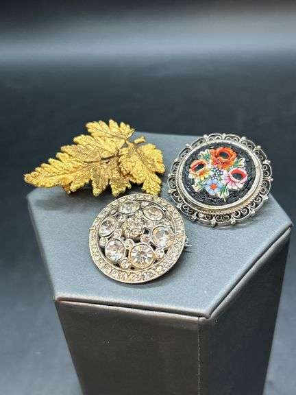 Selection of (3) beautiful vintage brooches