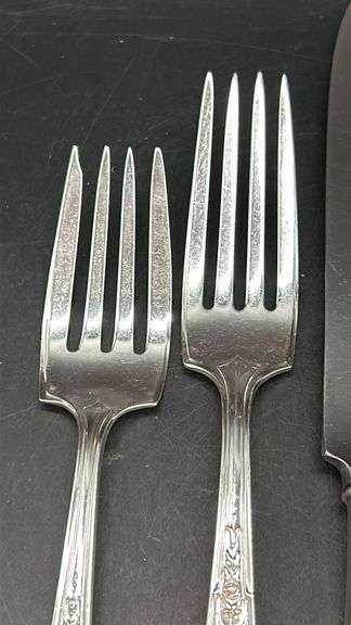Sterling 5-piece place setting of Della Robbia by Alvin…..includes salad fork, dinner fork, knife, teaspoon and tablespoon…..139 grams not including knife