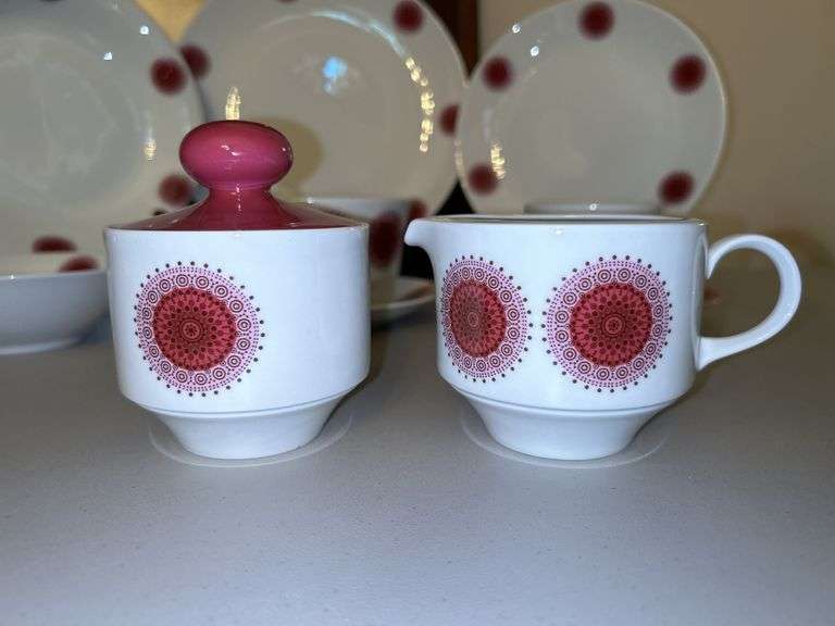 26 pieces of Mitterteich Bavaria Germany Red Medallion China (see descrip)
