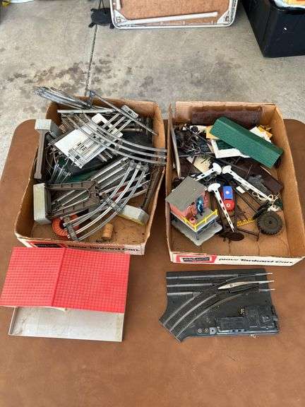 Miscellaneous selection of various Lionel train pieces and parts