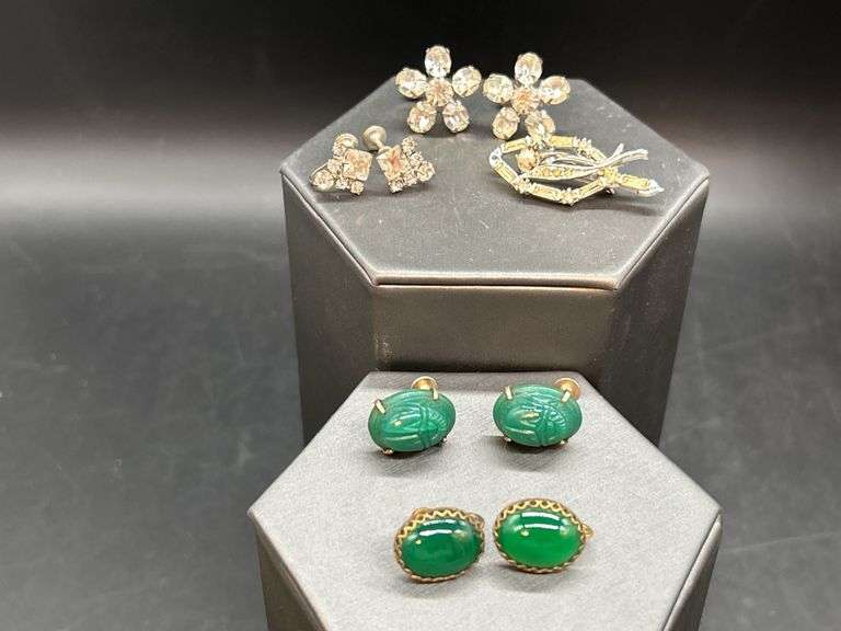 (4) pair of vintage screw-back earrings and (1) vintage brooch with pearl-like stone surrounded by clear stones